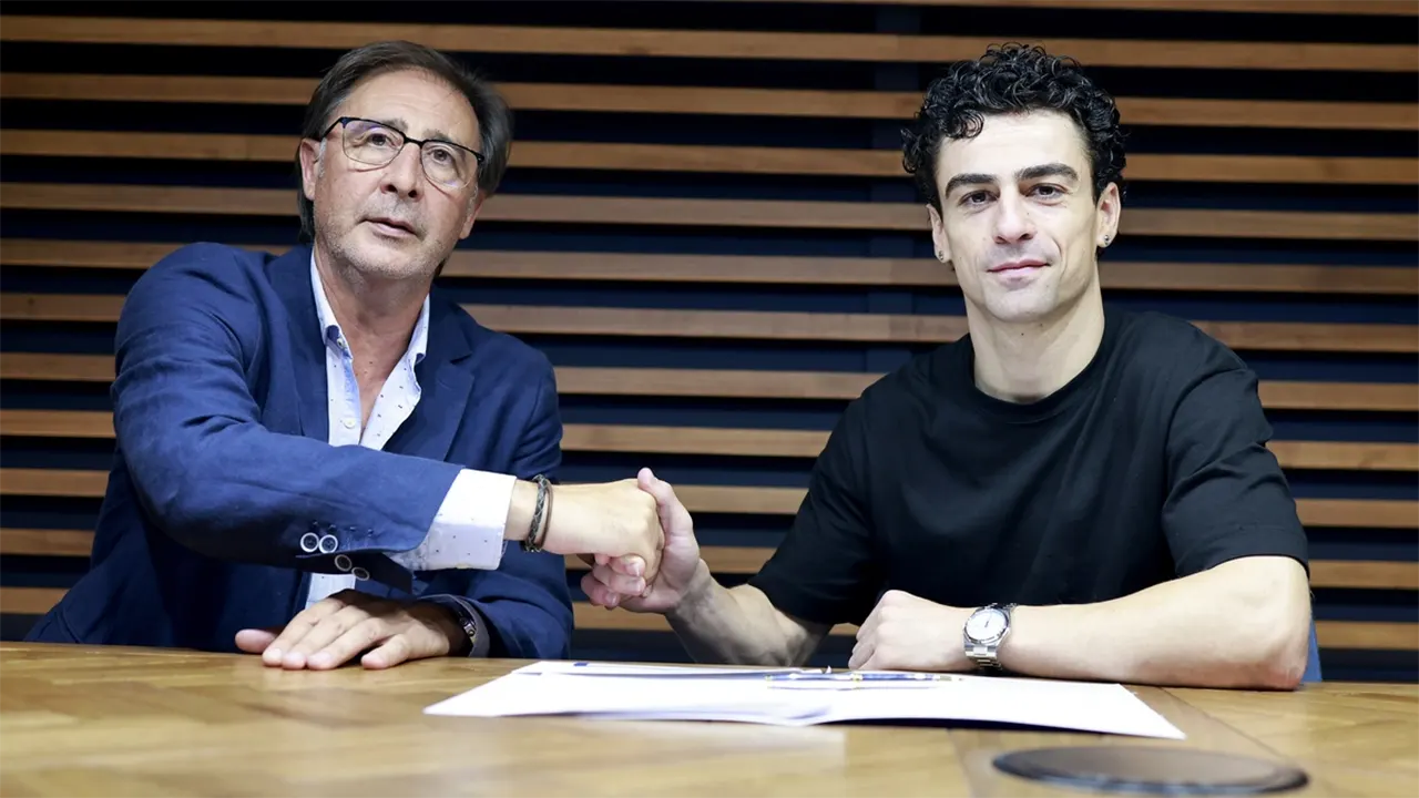 Loren Juarros y Josué Dorrio, en la firma de contrato / MÁLAGA CF