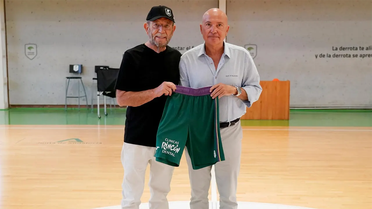 Manolo Rincón y Antonio Jesús López Nieto sellan el acuerdo / UNICAJA B. FOTOPRESS